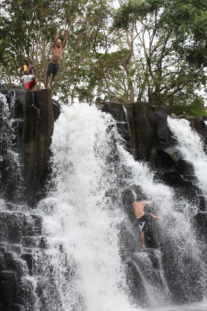 Прыжки в воду на водопаде Рочестер /фото Дмитрия Кокурина/