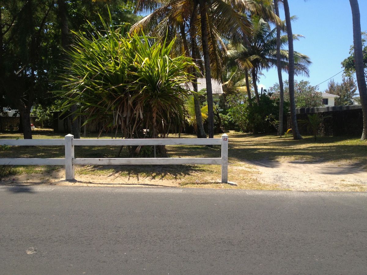 Вилла с забором и надписью 63 - тропа к пляжу справа от неё